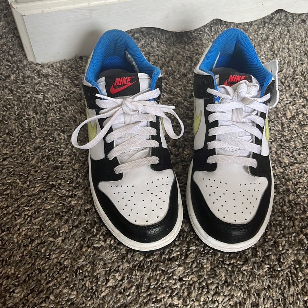 I am selling these Nike low signal blue lemon twist dunks. IN NEED FOR A SALE !